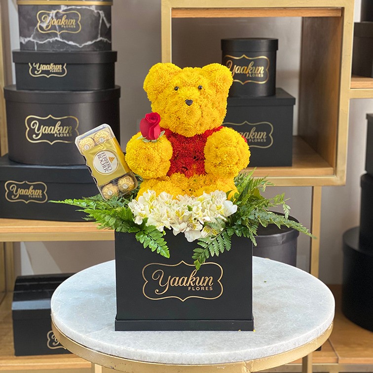 Osito pooh en caja cuadrada negra con ferrero y alstromeria