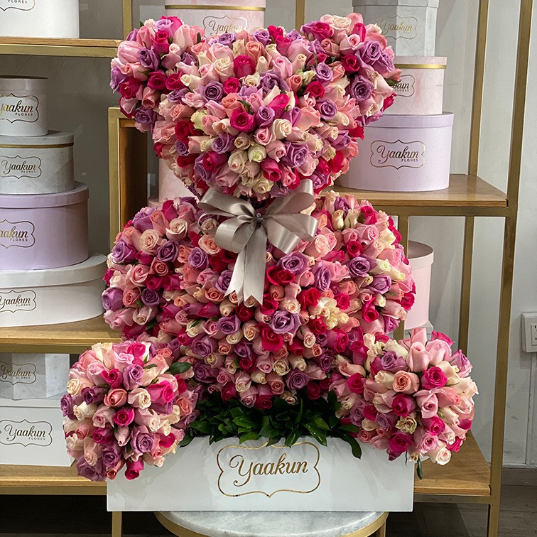 Oso de 1000 rosas en caja blanca con rosa en tonos pastel