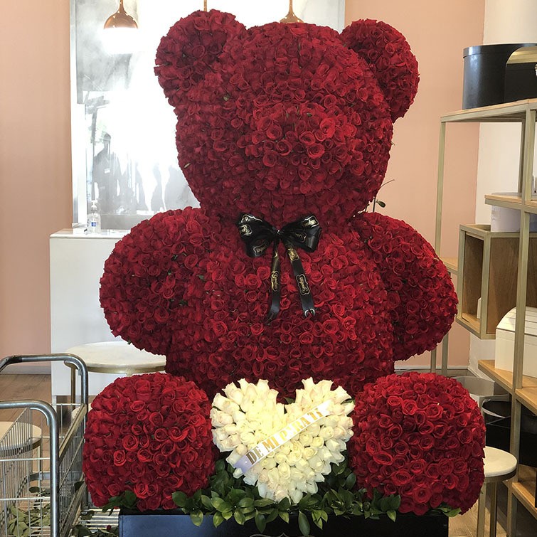 Oso de 3500 rosas con corazón blanco
