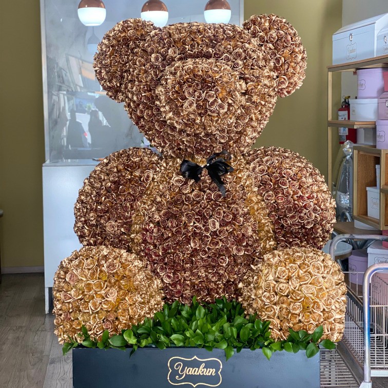 OSO DE 3500 ROSAS EN BASE NEGRA CON ROSA GOLD