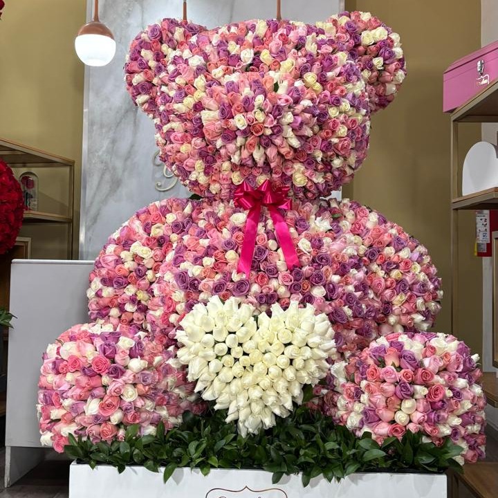 OSO DE 3500 ROSAS TE QUIERO MUCHO CON CORAZÓN BLANCO