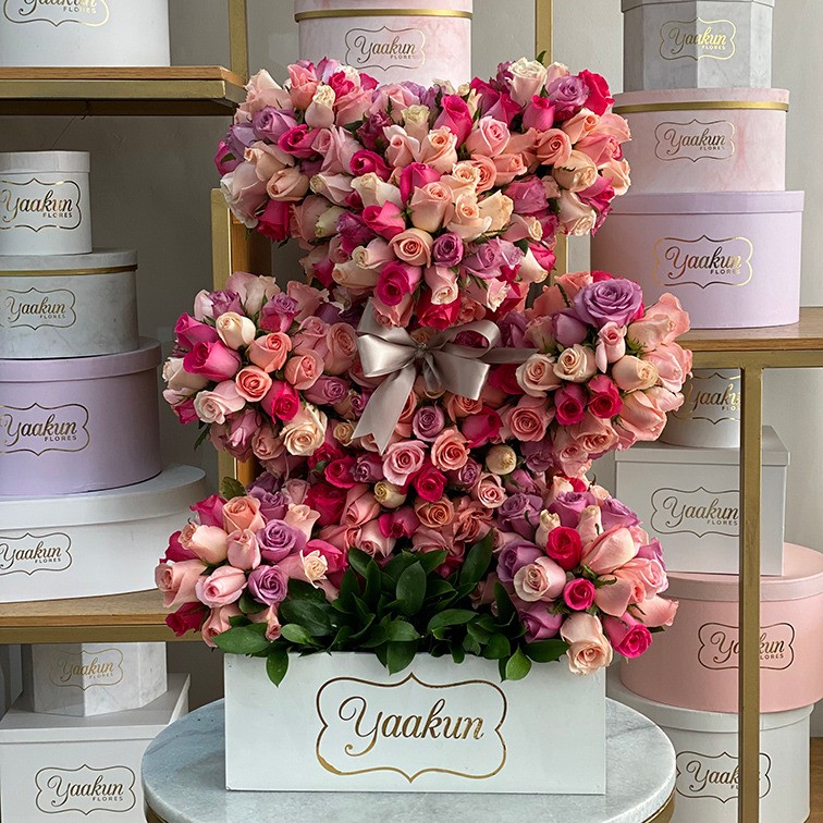 OSO EN ESCULTURA DE 450 ROSAS TE QUIERO MUCHO CAJA BLANCA