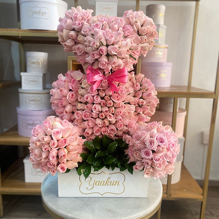 OSO DE 800 ROSAS PINK EN BASE NEGRA