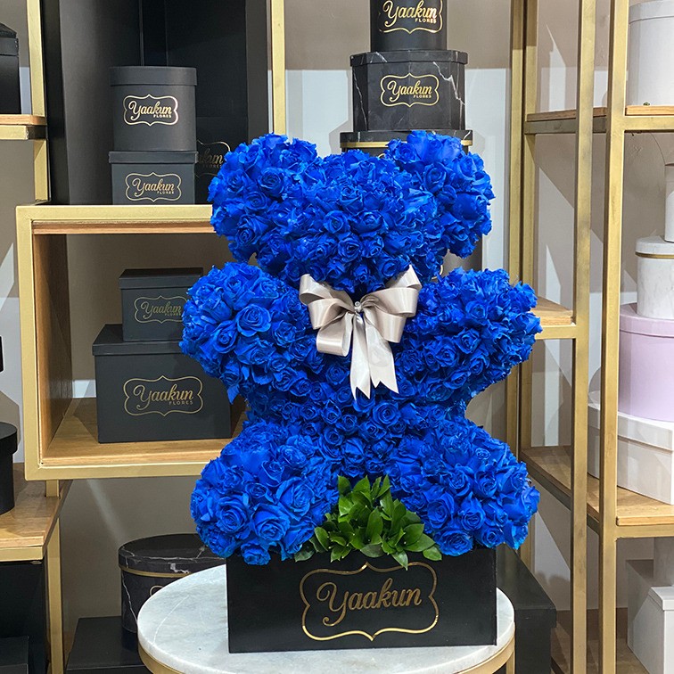 Oso escultura de 600 rosas en color azul con caja negra