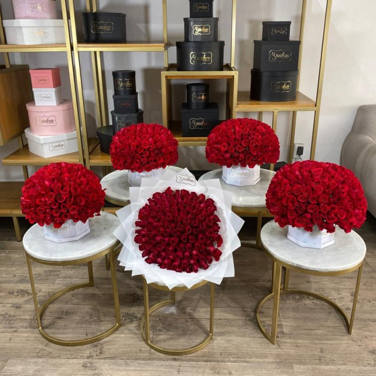 Paquete de 4 esferas de 200 rosas rojas + ramo de 100 rosas rojas