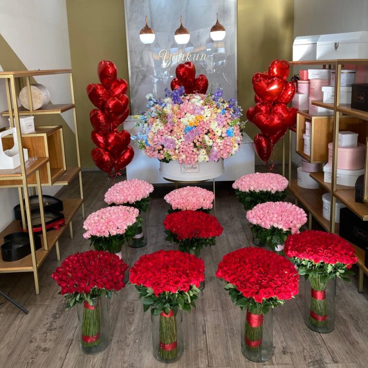 Paquete de arreglos maxi caja de flores finas mas 10 floreros de 200 rosas