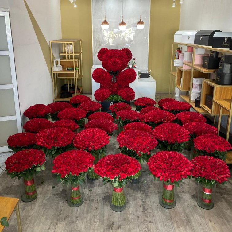 Paquete de oso de 2200 mas 30 jarrones de 200 rosas rojas