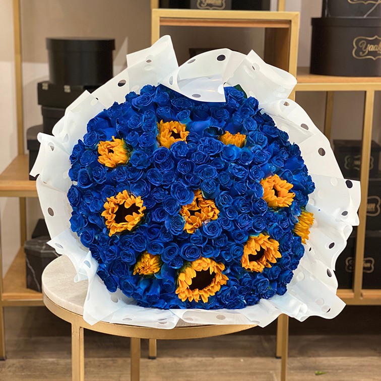 Ramo 150 rosas azules con 10 girasoles y papel celofan