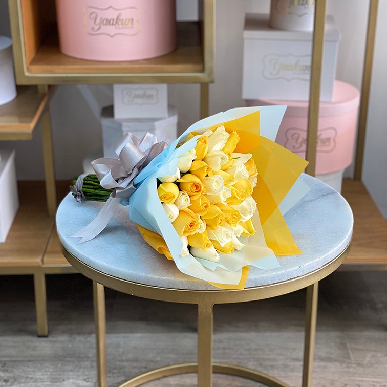 RAMO 36 ROSAS AMARILLO & BLANCO CON PAPEL COREANO