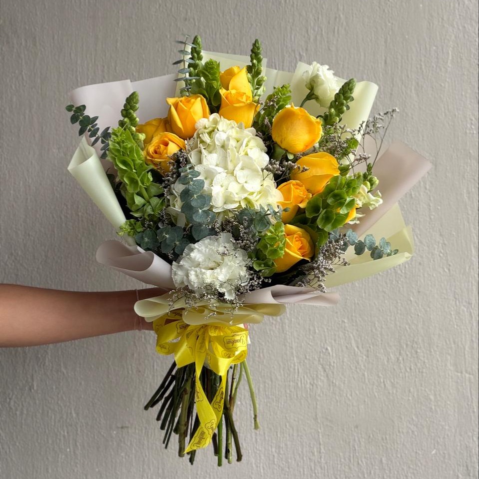 Ramo de 10 rosas amarillas, lisianthus y hortensias blancas con follajes