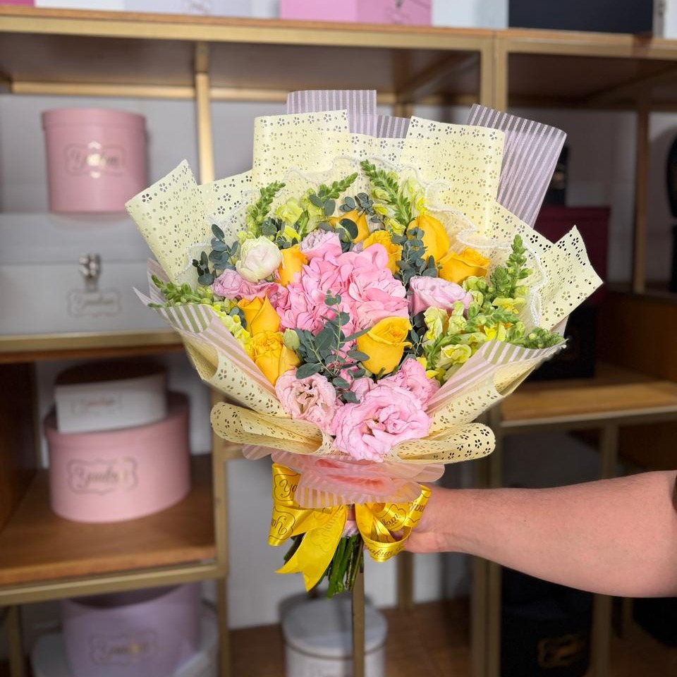 Ramo de 10 rosas amarillas, lisianthus y hortensias rositas