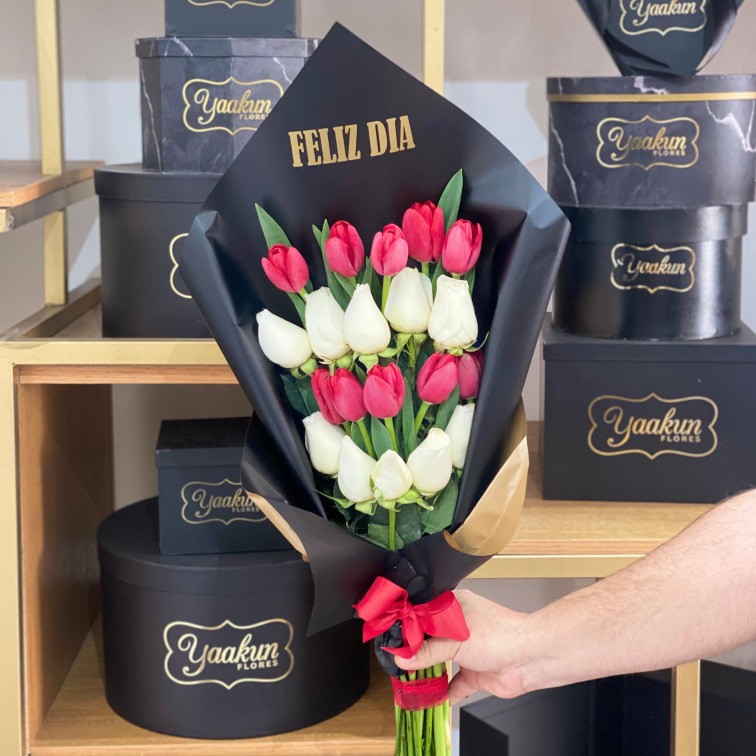 Ramo de 10 rosas blancas & 10 tulipanes rojos con papel negro