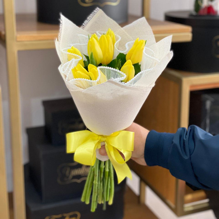 Ramo de 10 tulipanes amarillos con yute y malla