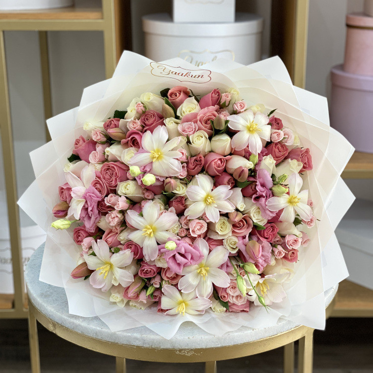 Ramo de 100 rosas con 20 tulipanes, baby rose y lisianthus