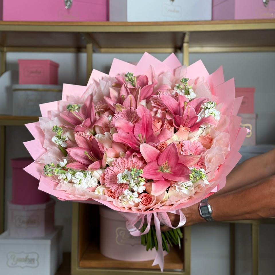 Ramo de 100 rosas con lilis y manthiola y gerberas
