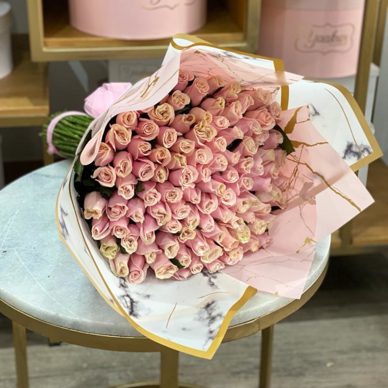 Ramo de 100 rosas pinkmondial con papel celofan