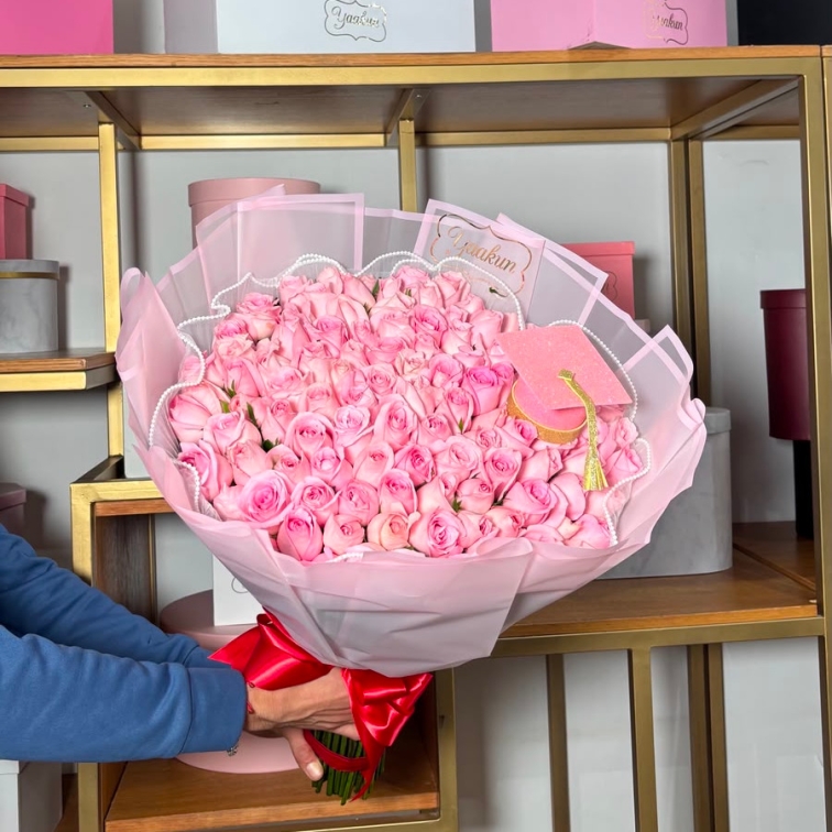 RAMO DE 100 ROSAS ROSITAS CON MALLA CONGRATULATIONS