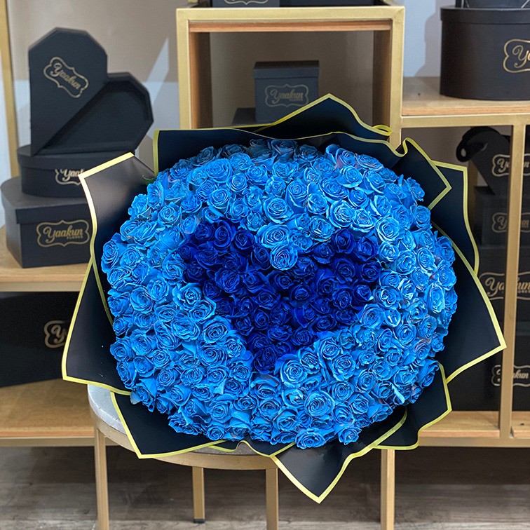Ramo de 200 rosas azules con corazón y papel negro