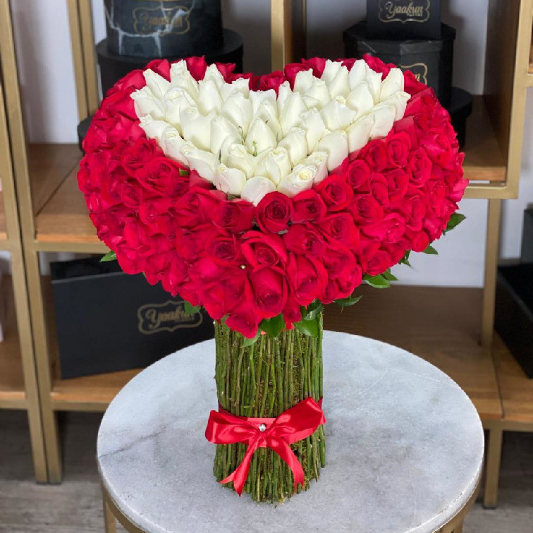 RAMO DE 200 ROSAS EN FORMA DE CORAZÓN CON CORAZÓN BLANCO AL CENTRO
