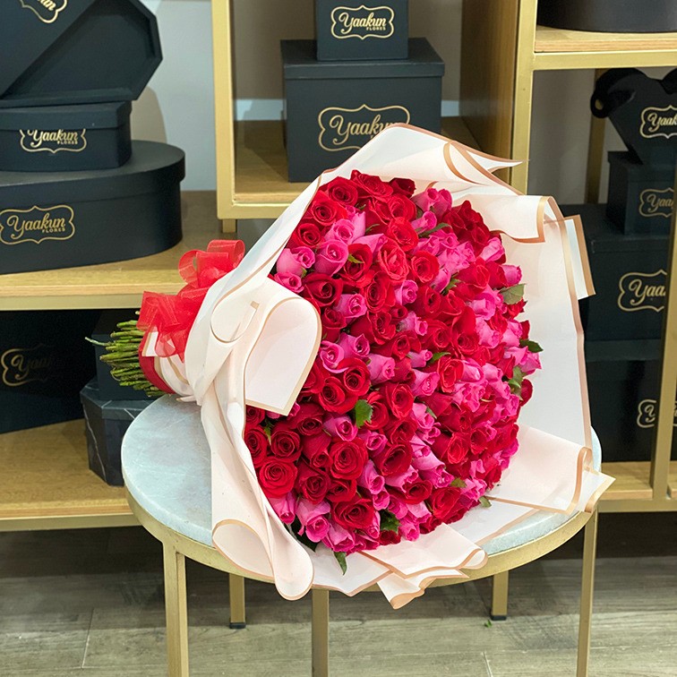 RAMO DE 200 ROSAS ROJAS Y FUCSIAS CON PAPEL CELOFAN