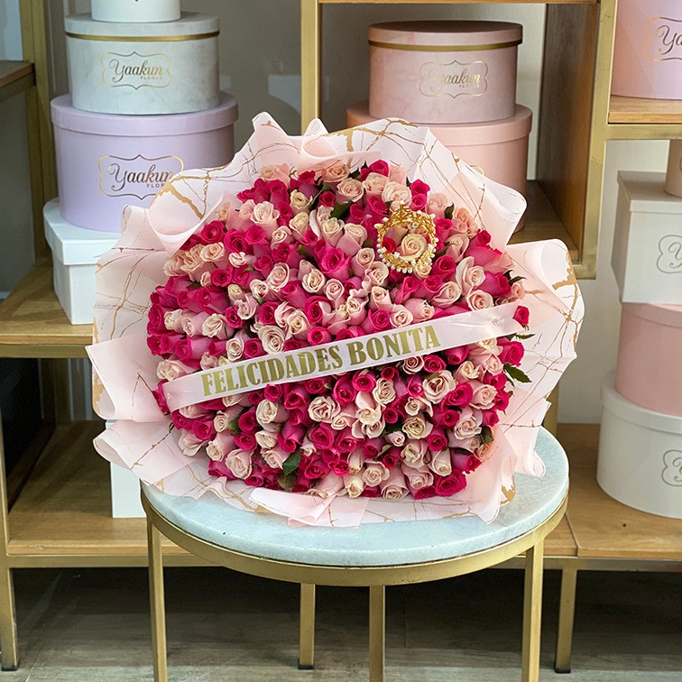 RAMO DE 200 ROSAS ROSITAS Y FUCSIAS MI QUEEN Y PAPEL CELOFAN