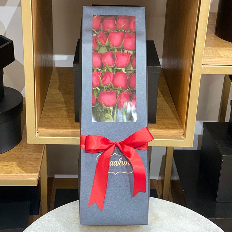 Ramo de 24 rosas rojas  en caja yaakun classic