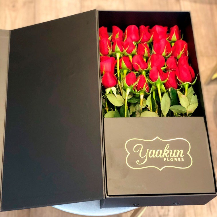 Ramo de 24 rosas en caja yaakun exclusive