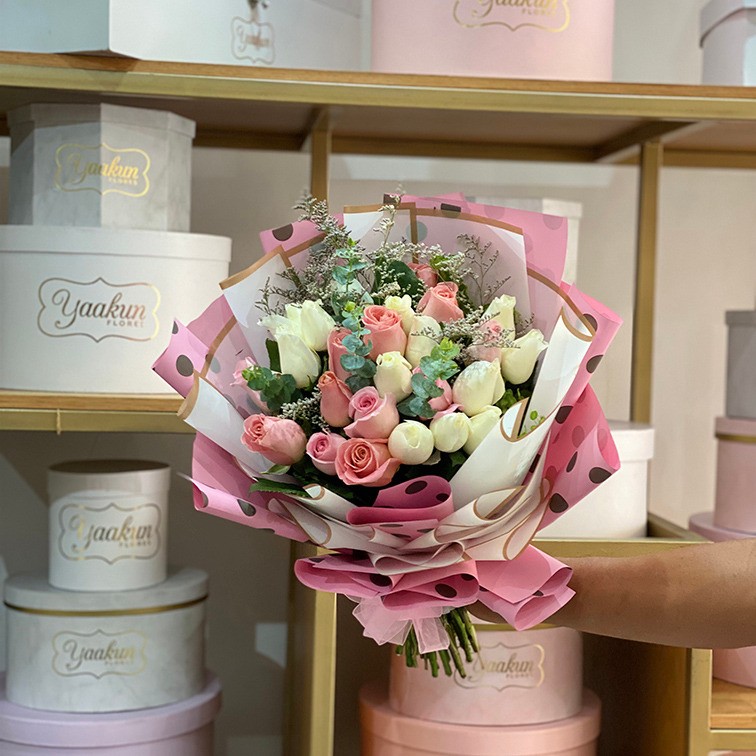 Ramo de 24 rosas en tonos pastel con folllajes y papel celofan