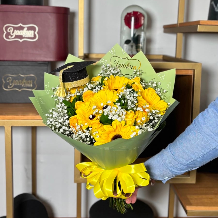 RAMO DE 24 ROSAS Y 12 GERBERAS AMARILLAS CON GYPSO Y RUSCUS CONGRATULATIONS