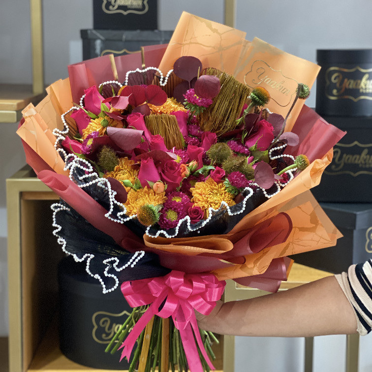 Ramo de 24 rosas, y follajes varios en tonos otoñales en papel coreano