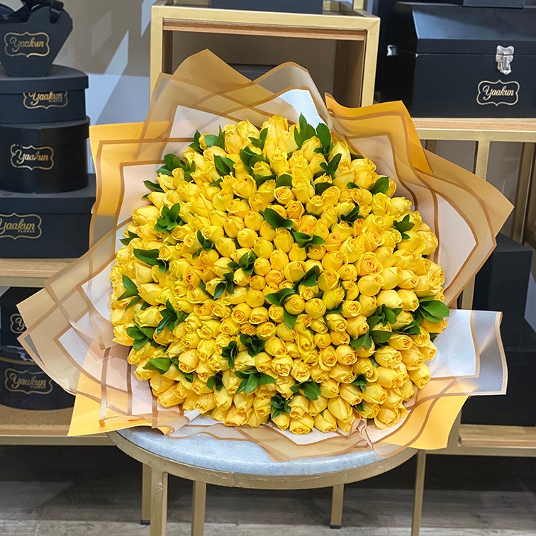 Ramo de 250 rosas amarillas con ruscus y papel coreano