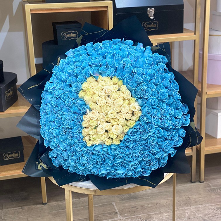 RAMO DE 350 ROSAS AZULES CON CORAZÓN BLANCO AL CENTRO Y PAPEL COREANO