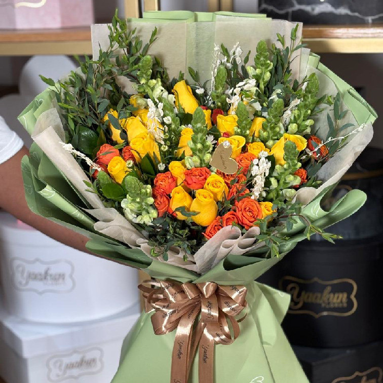 Ramo de 36 rosas amarillas con toques naranjas y blancos
