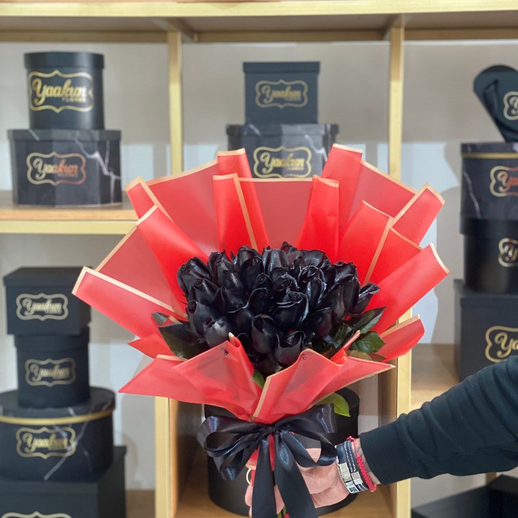 Ramo de 36 rosas negras con papel coreano