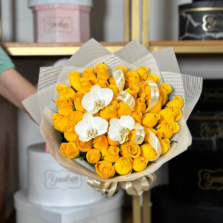 Ramo de 50 rosas amarilla & 3 orquídeas blancas