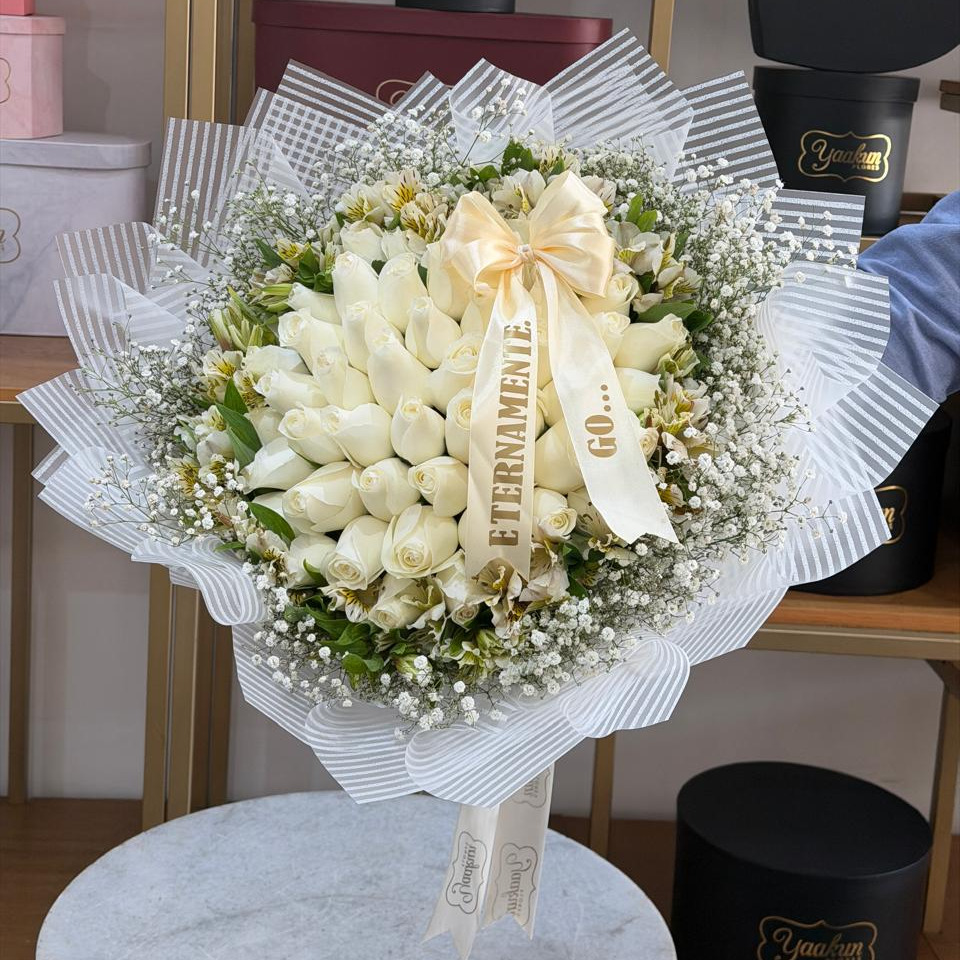 Ramo de 50 rosas blancas con alstros y gypso en papel coreano