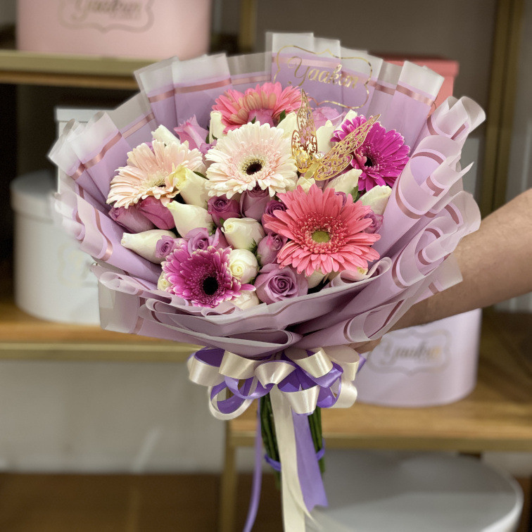 Ramo de 50 rosas blancas y lilas con 6 gerberas en tonos rositas y mariposa