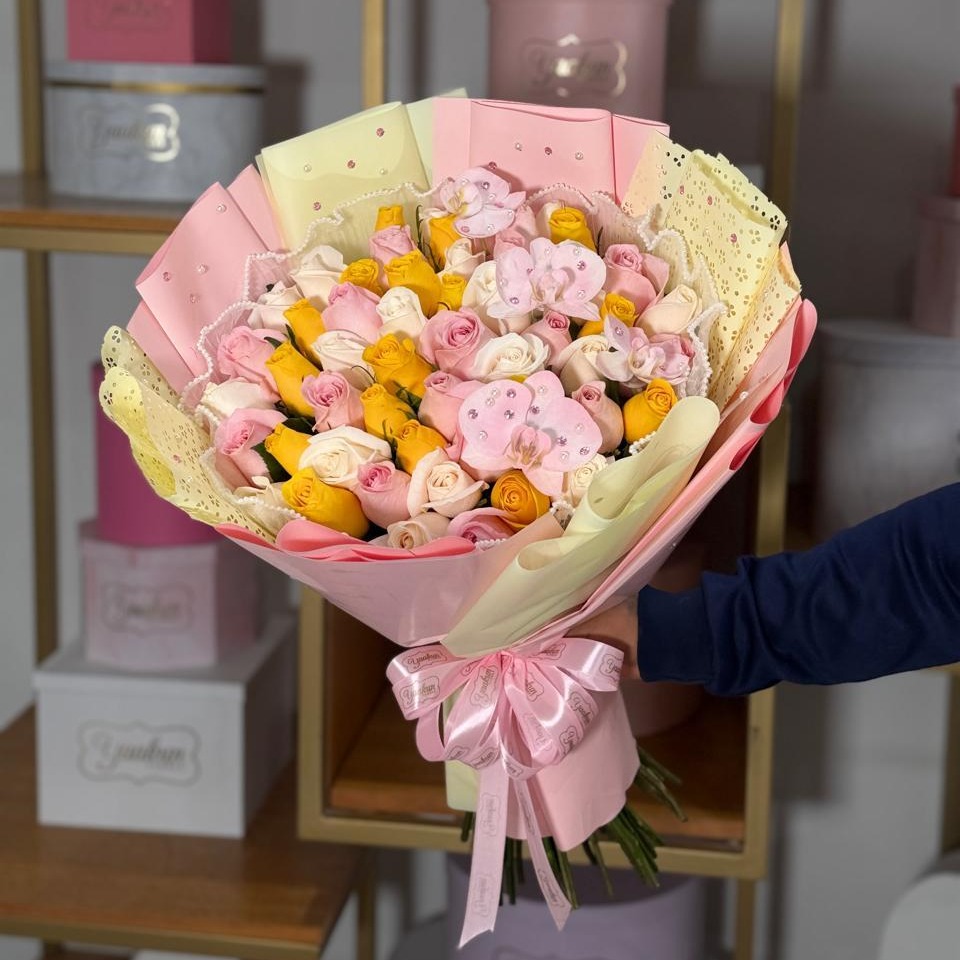Ramo de 50 rosas con 4 orquídeas cute