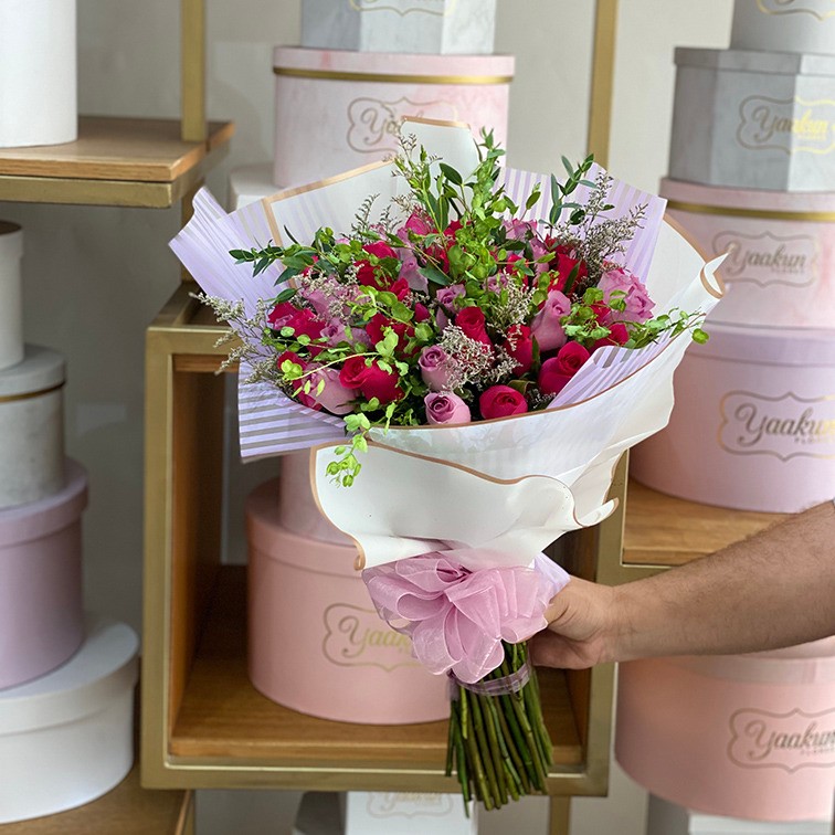 RAMO DE 50 ROSAS FUCSIA Y LILA CON FOLLAJES Y PAPEL COREANO
