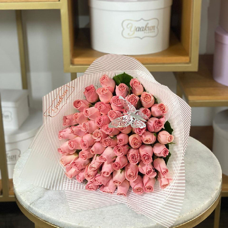 Ramo de 50 rosas hermosas con una mariposa y papel coreano