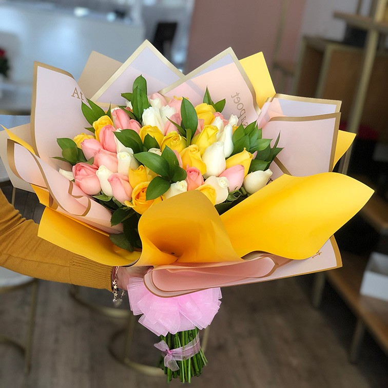 Ramo de 50 rosas rositas,  blancas y amarillas con ruscus y papel coreano