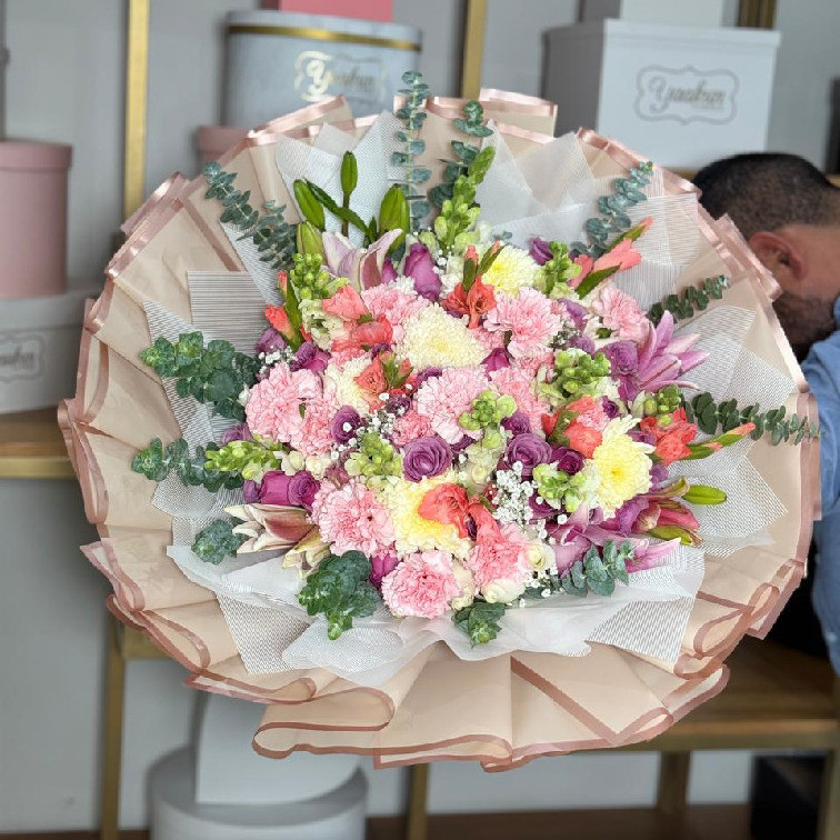 Ramo de 75 rosas, clavel, dólar, gypso, perritos, lilis en papel coreano