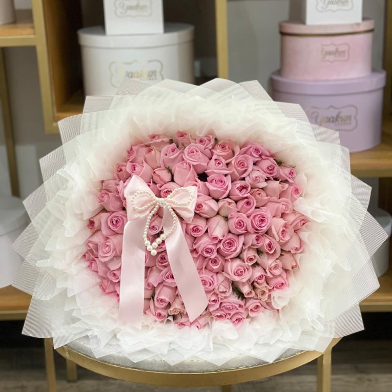 RAMO DE 75 ROSAS DOLOMI CON PAPEL CON PAPEL COREANO Y PELLÓN Y MOÑO