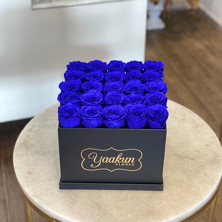 Rosas eternas caja cuadrada negra con rosas azules