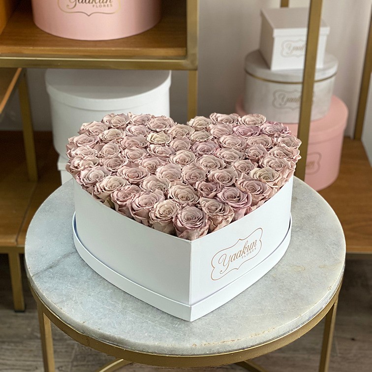 ROSAS ETERNAS EN CAJA CORAZÓN BLANCO C/T ROSAS NUDE