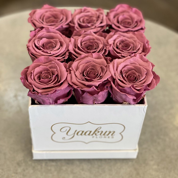 Rosas eternas en caja cuadrada blanca chica con rosas rosa palo