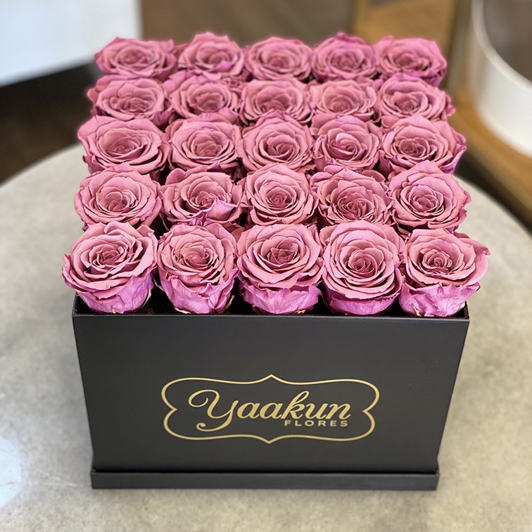 Rosas eternas en caja cuadrada negra con rosas rosa palo