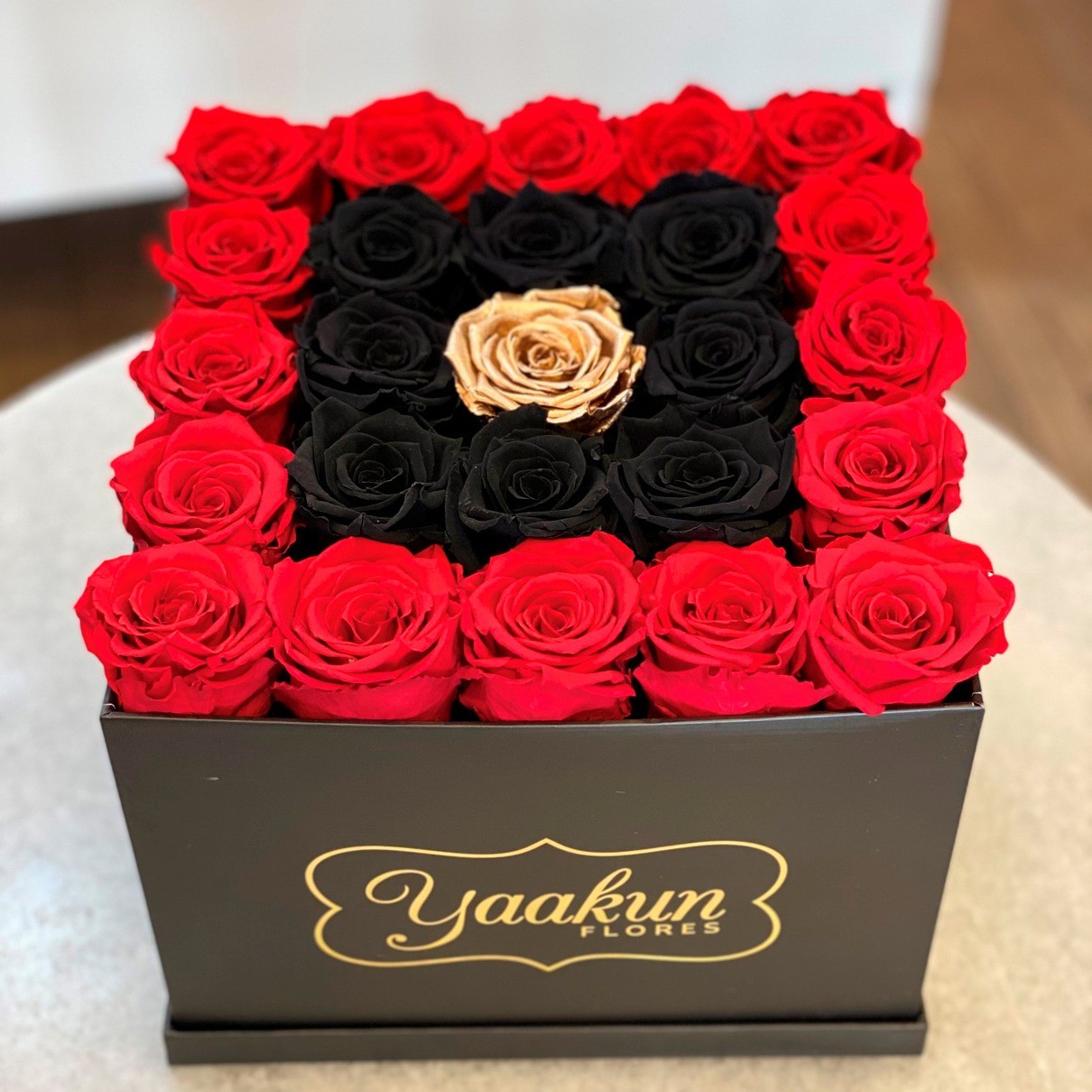 Rosas eternas en caja cuadrada red, black & gold