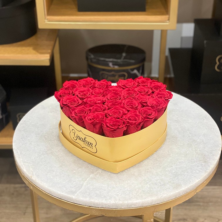 Rosas eternas en caja dorada corazon  amor  red