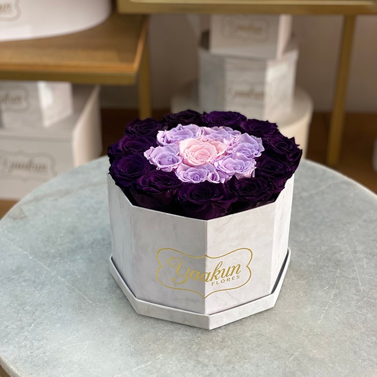 Rosas eternas en caja octagonal blanca purple, lila & rose